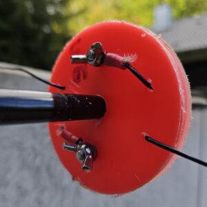 Bild 6: Rückseite der Einspeisung mit weitergeführtem Koaxialkabel, einfache Befestigung mit Flügelmuttern