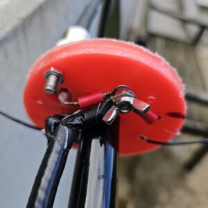 Bild 7 Rückseite der Einspeisung mit weitergeführtem Koaxialkabel, einfache Befestigung mit Flügelmuttern