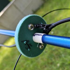 Bild 4: Beispiel für einen der aufgeschobenen Elementhalter. Die Zugentlastung der Drähte erfolgt durch das Hindurchführen durch zwei Bohrungen im Elementhalter